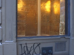 Strange kind of temple, foil de oro industrial, acrilico sobre muro, 800 cm x 500cm x 500cm. 2004