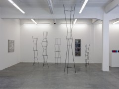 Jorge Pedro Núñez, Urbanización los Helechos, 2011, cinco esculturas metálicas y esmalte. Medidas variables.