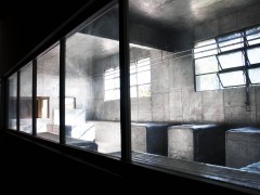 Ex ESMA. Membrana asfáltica aluminizada sobre mobiliario, piso, paredes y cielorraso  originales de un aula.