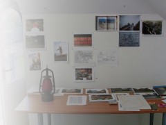 27.11/2014 - 01.02/2015
Carquefou

28 Ateliers internationaux du Frac des pays de la Loire.
As detectives thar reconstruct the story with fragments of the past and the present, there is a great curiosity in contemporary art for maneuver , interpret , and dig in events that are happening.