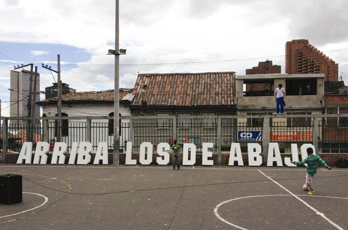 ARRIBA LOS DE ABAJO Todo por la Praxis & CaldodeCultivo Barrio de La Perseverancia Bogotá (Colombia) La Otra Bienal de Arte de Bogotá 2013r