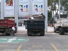 Action Sonore. Trois camions, partiellement chargés de déchets et des microphones. Les micros captent les bruits amplifiés des déchets soulevés, remués et déversés à l’intérieur des camions par les ouvriers. L’œuvre met l’accent sur la futilité et le gaspillage de l’énergie mise en œuvre pour remuer les déchets et produire du bruit de manière répétitive et sans objectif. Une métaphore des processus sociopolitiques récents au Mexique.