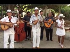 Orchestre qui joue sans émettre de son. Performance de 60 minutes réalisée à la Havane (Cuba) en juin 2016. Document vidéo de la performance présenté dans le cadre de l’exposition