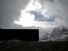 Dans EDF, les paysages chiliens du Parc national Torres del Paine (Patagonie) sont les principaux protagonistes. Au cours du film, les paysages disparaissent progressivement au profit d’un « bloc noir monumental » qui croît et se substitue peu à peu à eux. Ce que nous voyons finalement est similaire à la logique du « fondu au noir », avec cette différence qu’ici, il n’y a pas que l’image qui disparaît dans le noir, mais aussi la topographie qui est engloutie graduellement.