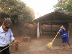 "La Barrida" représente un groupe de vingt ex-combattants qui ont connu des épreuves traumatiques durant la guerre civile au Salvador. Ils balayent les ruines de l'église d'Aguacayo, rare exemple encore visible des destructions causées par le conflit armé dans le pays. À travers ce geste de nettoyage, l'artiste invite chacun d'eux à se défaire des douleurs du passé, mais en fin de compte, l'action demeure absurde, car la saleté se soulève et complique leur tâche.