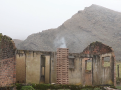 Un paradoxe: une cheminée allumée à l’intérieur d’une ruine dans une lande peu peuplée. Un poêle, qui ne chauffe ni cuit ne rien, symbolise des difficultés rencontrées par ceux qui s’isolent volontairement du refuge technique offert par la ville.