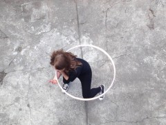 La vidéo est une adaptation d'un court-métrage en 8 mm dans lequel une jeune femme, vue du dessus, exécute une chorégraphie avec des cerceaux. Le rythme, la simplicité et l'élégance de sa danse, nous donnent à voir un cercle en perpétuel mouvement.