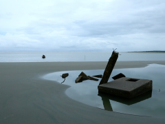 La population de La Barra, installée sur la côte pacifique colombienne, recule depuis 2011 pour laisser place à la mer qui grignotte petit à petit son territoire.