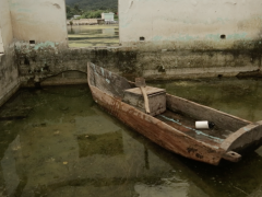 « Mes grands-parents racontent que l’eau a sa propre vie. Les hommes n’ont pas respecté le lac Atitlán, et ils ont commencé à construire des maisons sur ses rives. Avec le temps et après le passage de plusieurs ouragans, le niveau de l’eau est monté et a inondé de nombreuses maisons. Mon intervention sur l’une de ces maisons vise à montrer la force de Mère Nature, la nostalgie de ce qui passe, et la certitude que les choses se répètent. J’aime faire des interventions dans le paysage, pourquoi? car c’est le miroir de l’homme. »