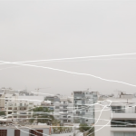 Cartographie de vol d'oiseaux au sein d'un cadre donnant sur le quartier Miraflores de Lima, où l'on peut voir une variété de bâtiments, maisons, antennes, arbres et grues de construction. Le tournage s'est déroulé sur une semaine, du vendredi 17 au vendredi 24 juin 2016, de 8 h à 9 h. Ce que nous observons, ce sont vingt-quatre fragments, vingt-quatre vols d'oiseaux observés pendant ces sept jours d'enregistrement. La chanson Seeking the Way, du musicien tibétain Nawang Khechog, accompagne la vidéo.