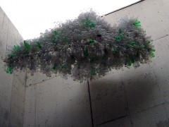 Cúmulo envases de plástico PET, cuerda de algodón, estructura de acero.  350cm x 200cm x 150cm.   MUAC  Museo Universitario de Arte Contemporáneo, Ciudad de México, 2010