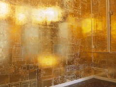 Strange kind of temple, foil de oro industrial, acrilico sobre muro, 800 cm x 500cm x 500cm. 2004