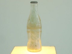 "Botella de coca cola llena de botella de coca cola (1972)"