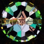 Olafur Eliasson, Your Shared Planet, 2011, vidrio con flitro de colores, espejos, aluminio y acero inoxidable.