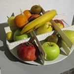 Gabriel Sierra, Untitled (Support for Math Class/Sin título (Soporte para lección de matemáticas), 2007, reglas, plato y frutas, dimensiones variables.