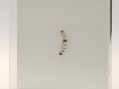 Sin título, piezas de piano, passepartout y acrílico, x  cm