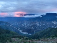 Pastor con cabras cruzando el cañon del rio Chicamocha al atardecer