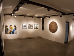 Galería de arte con muestras temporales