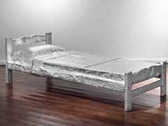 Cama De Una Plaza Cubierta Con Membrana Asfáltica Aluminizada