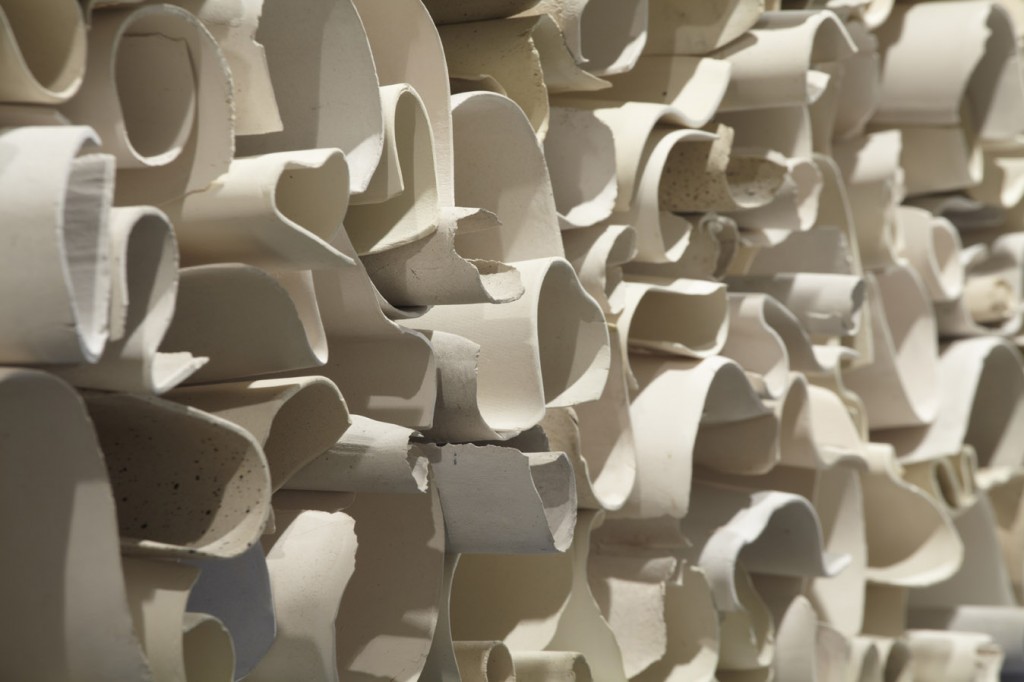CMemoria (Memory), 2013. Ceramic installation of 130 elements. Courtesy of the artistarol Young (b. 1952).