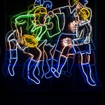 Exposición Marta Minujin Excepcional (neón de El Batacazo) en la galería