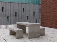 Teresa Margolles, Mesa y dos bancos, 2013