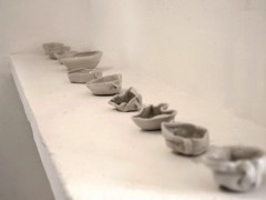 Cuatro repisas, dos lámparas, un trozo de tela, un pedazo de película rayada, algunos objetos con significado encontrados por ahí y un poco de sal de todos. Individual exhibition by Mario García Torres.