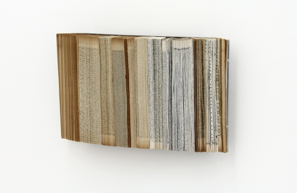 Edith Derdyk Cifrado_1 - 2014 papel impresso e acrílico 20x34x7 cm-