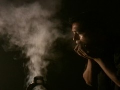 « Pour ce travail, j’ai effectué des recherches interdisciplinaires, plus spécifiquement anthropologiques, menées avec l’ethnie maya tz`utujil vivant dans le bassin du lac Atitlan, au Guatemala. En termes épistémologiques, le mot “art” n’existe dans aucun dialecte Maya, le mot qui s’en approche le plus est x`ajaan (sacré). À partir d’éléments de cérémonie comme les chandelles, l’encens, les pierres et les boissons cérémoniales, ainsi que les textiles, je cherche à créer des objets dits d’art. J’utilise par exemple des textiles unis fait de nœuds pour faire référence aux pratiques mayas chamaniques et énergétiques. Avec Me consume, j’ai cherché à matérialiser l’immatériel dans une vidéo. J’utilise un encensoir, un élément de purification spirituelle, et je tente par un geste répété de mes mains d’en capter la fumée (énergie) pour m’auto-purifier. L’énergie ne se voit ni ne se touche, mais on peut la ressentir. En plus de mener une réflexion sur les objets et les formes géométriques, il s’agit d’explorer notre relation à l’univers, la matière et l’énergie. »