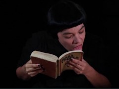 « Dans cette performance, j’interroge la manière dont la société est contrôlée subtilement par d’autres discours. Le savoir est une forme de pouvoir. Au travers des discours, son influence est forte, elle crée un réseau de contrôle sur le corps individuel et ses désirs. Il s’agit ici d’une performance dans laquelle j’interagis physiquement avec des livres sur le pouvoir et la sexualité. Mon action consiste à tourner les pages des livres et à les lécher, surlignant avec ma langue chaque mot, chaque page et chaque phrase. Le temps passe et ma langue prend le contrôle sur tout le livre. Avec ce geste, l’oralité tente de survivre au discours. Par ce biais, je souhaite mettre l’accent sur l’action orale, tout comme sur les expériences éphémères qui résistent à la disparition. »